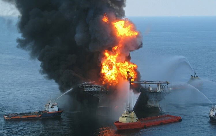 Deepwater Horizon offshore drilling unit on fire 